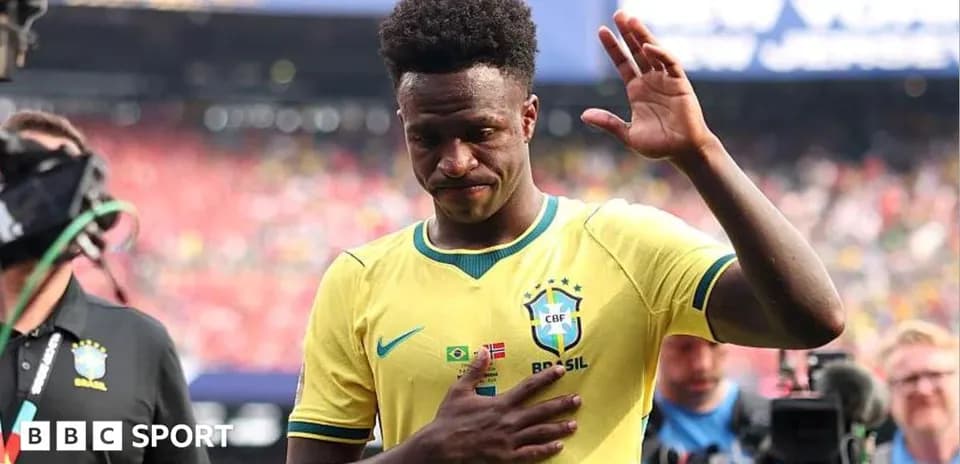 Futbolchi Braziliya formasida, qizil maydon ortida
