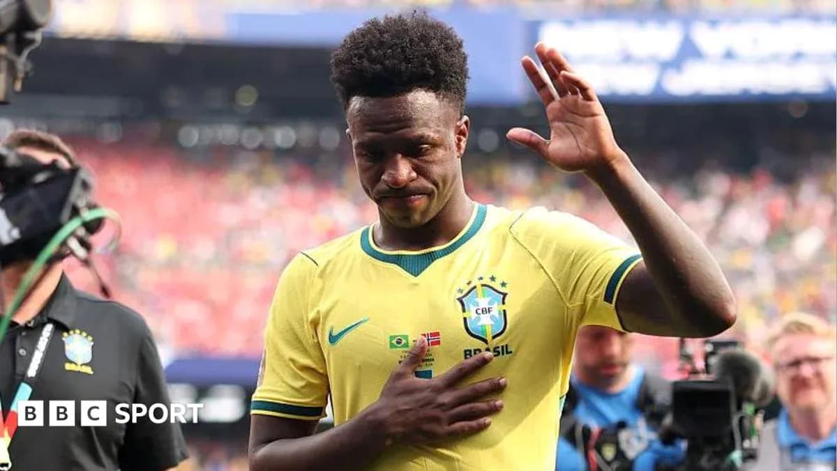 Futbolchi Braziliya formasida, qizil maydon ortida
