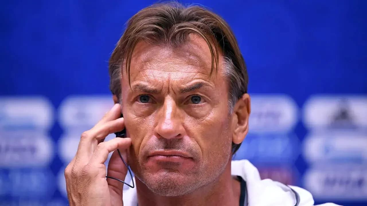 Menejer telefon orqali intervyu berayotgan paytda