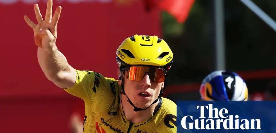 Yozgi maydoni ustida to'pni ko'tarib turgan velosipedchi