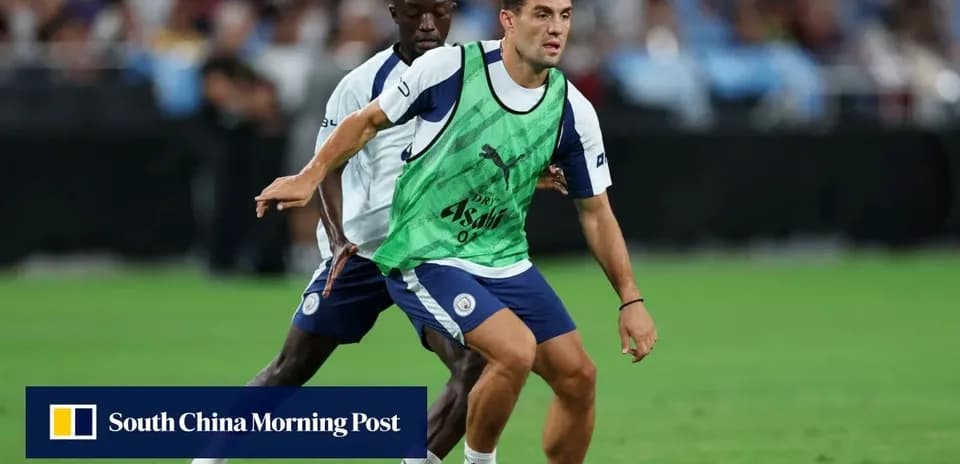 Futbolchilar mashg'ulotda to'p bilan harakatlanmoqda