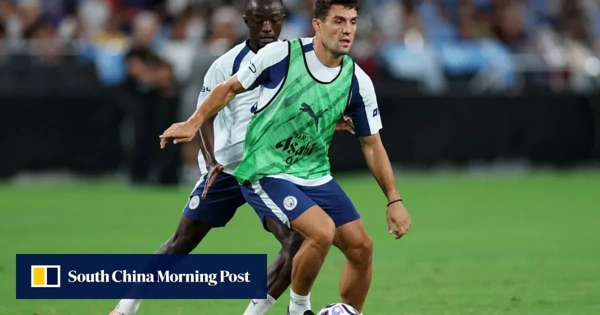 Futbolchilar mashg'ulotda to'p bilan harakatlanmoqda