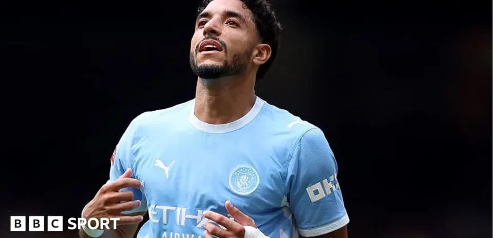 Futbolchi Manchester City formasida maydonda