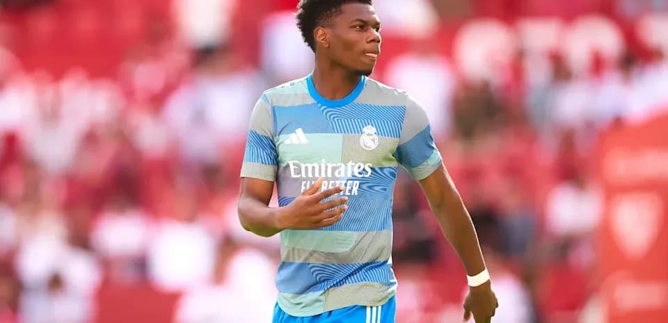 Futbolchi Real Madrid formasida maydonda harakatda
