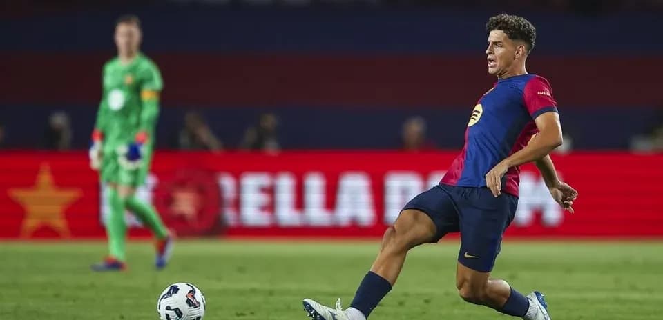 Futbolchi to'pni urayotgan paytda