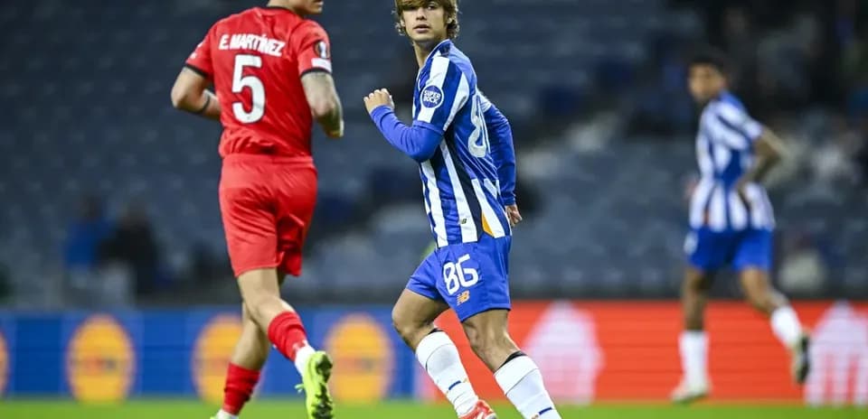 Futbolchilar maydonda raqobatlashayotgan sahna