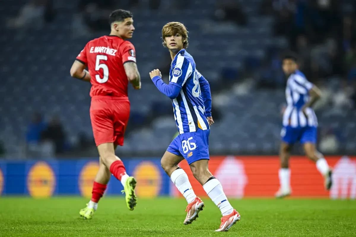 Futbolchilar maydonda raqobatlashayotgan sahna