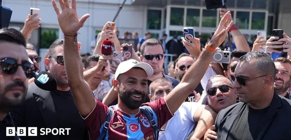 Futbolchi muxlislar bilan salomlashmoqda