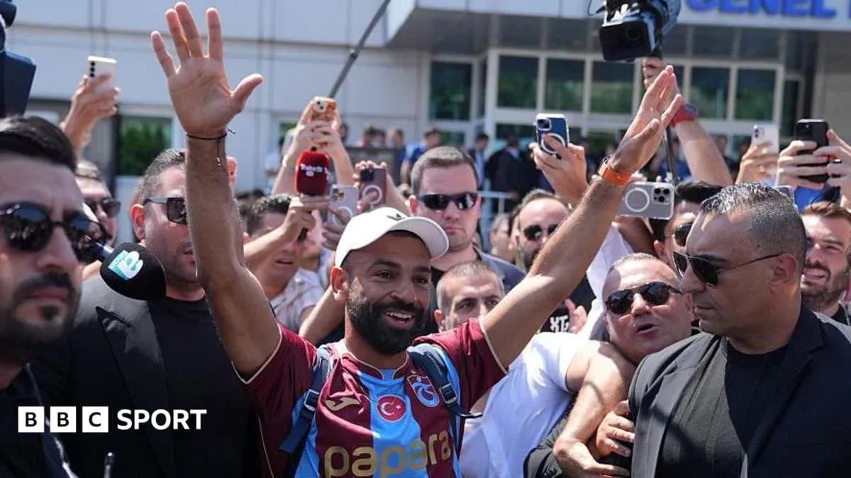 Futbolchi muxlislar bilan salomlashmoqda