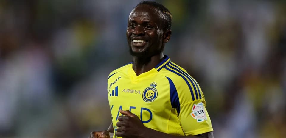 Futbolchi maydonda quvonch bilan yugurmoqda