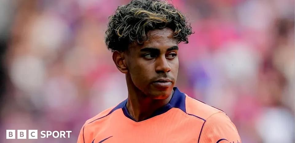Futbolchi Barcelona formasida maydonda turibdi