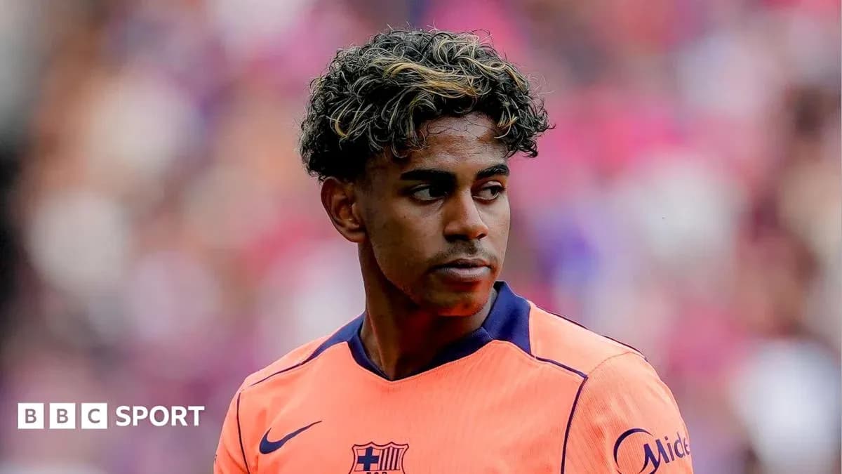 Futbolchi Barcelona formasida maydonda turibdi
