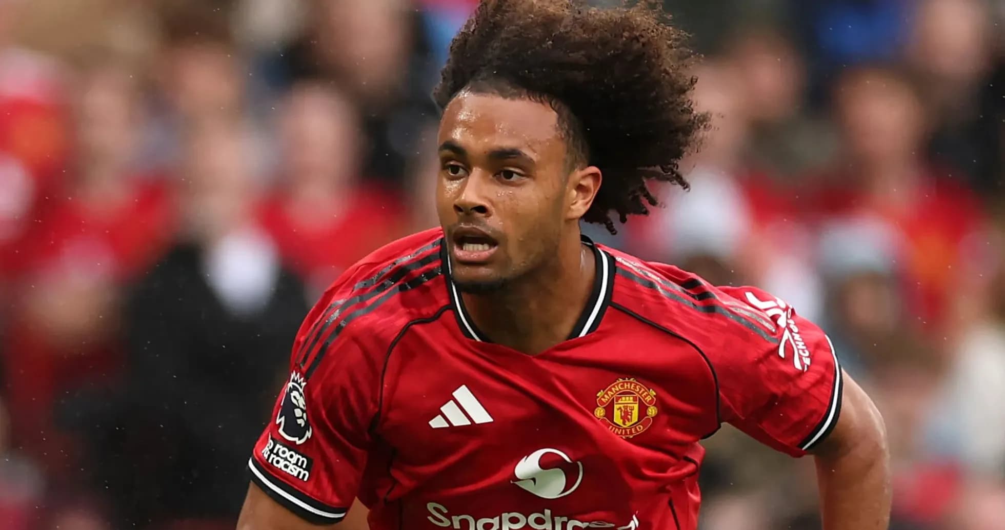 Futbolchi Manchester United formasida maydonda harakatda