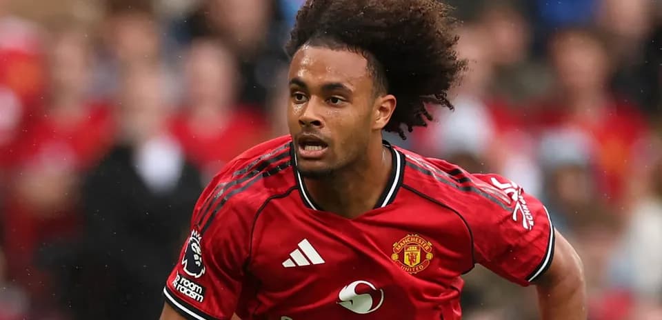 Futbolchi Manchester United formasida maydonda harakatda