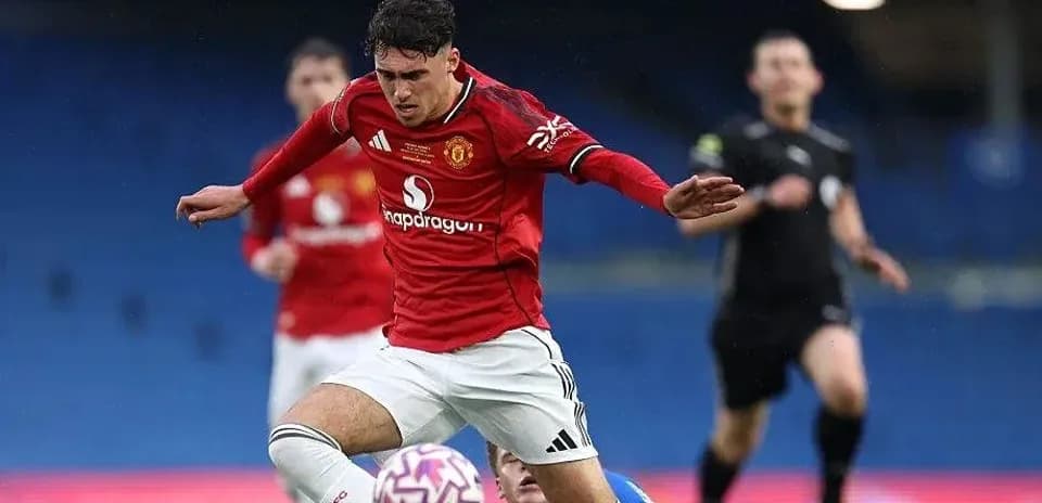 Futbolchi maydonda to'pga urish jarayonida