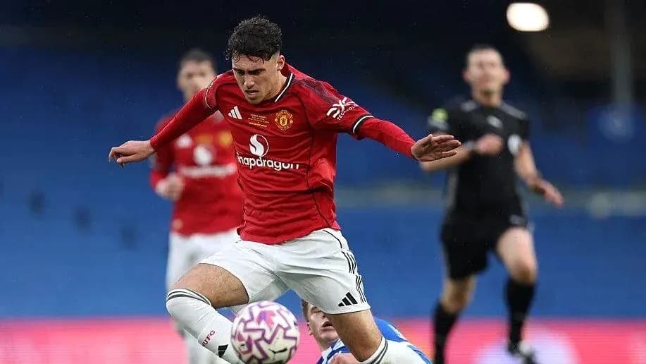 Futbolchi maydonda to'pga urish jarayonida