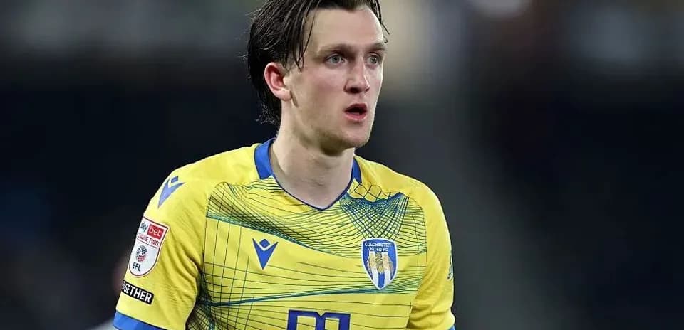 Futbolchi maydonda o'yin davomida