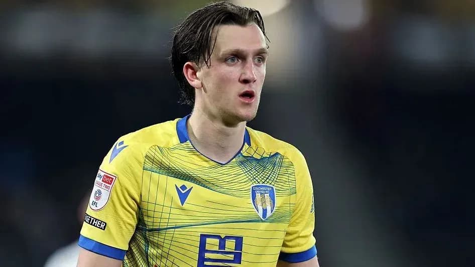 Futbolchi maydonda o'yin davomida