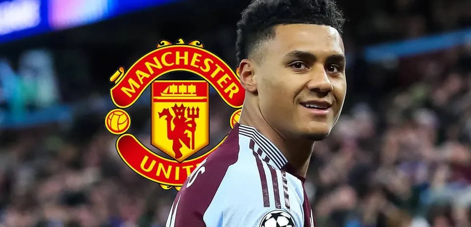 Futbolchi maydonda Manchester United logotipi bilan