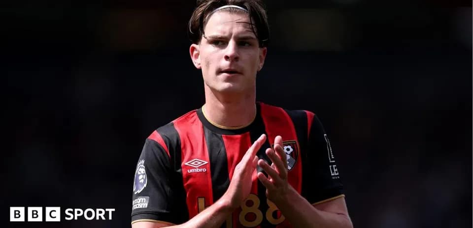 Futbolchi Bournemouth formasi bilan maydonda