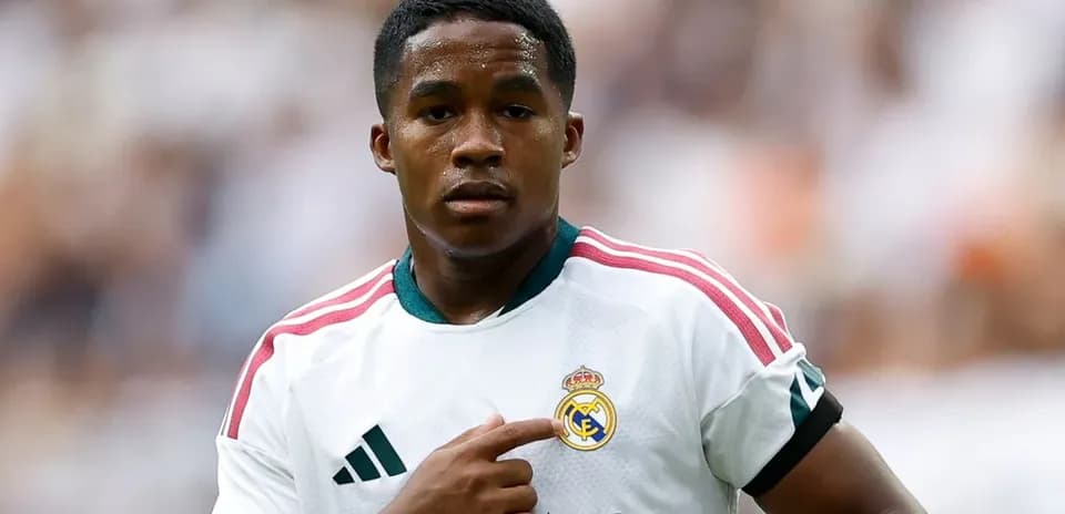 Futbolchi Real Madrid formasida o'yin maydonida