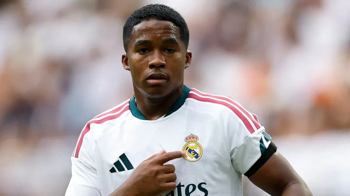 Futbolchi Real Madrid formasida o'yin maydonida