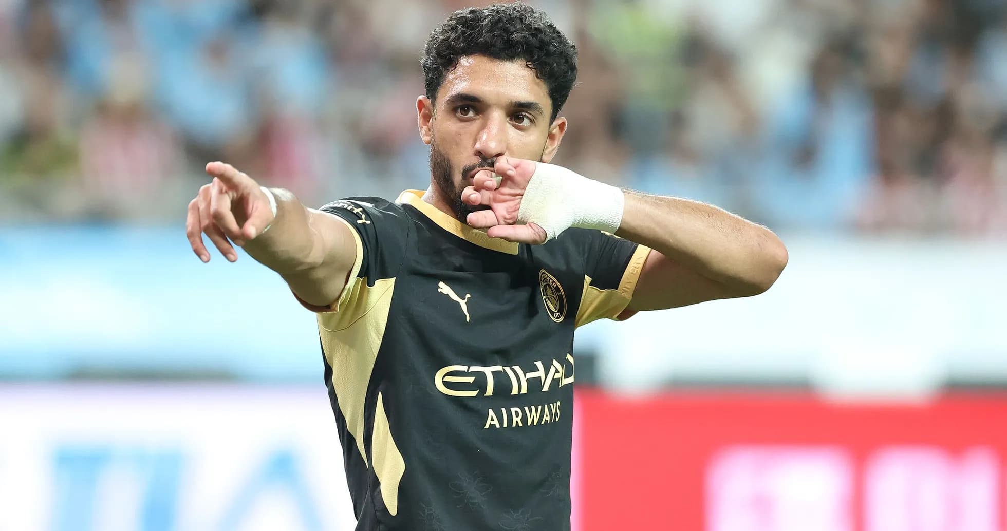 Futbolchi gol urganidan keyin muxlislarga ishora qilmoqda