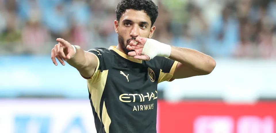 Futbolchi gol urganidan keyin muxlislarga ishora qilmoqda