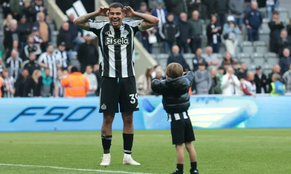 Futbolchi bola bilan maydonda raqsga tushmoqda