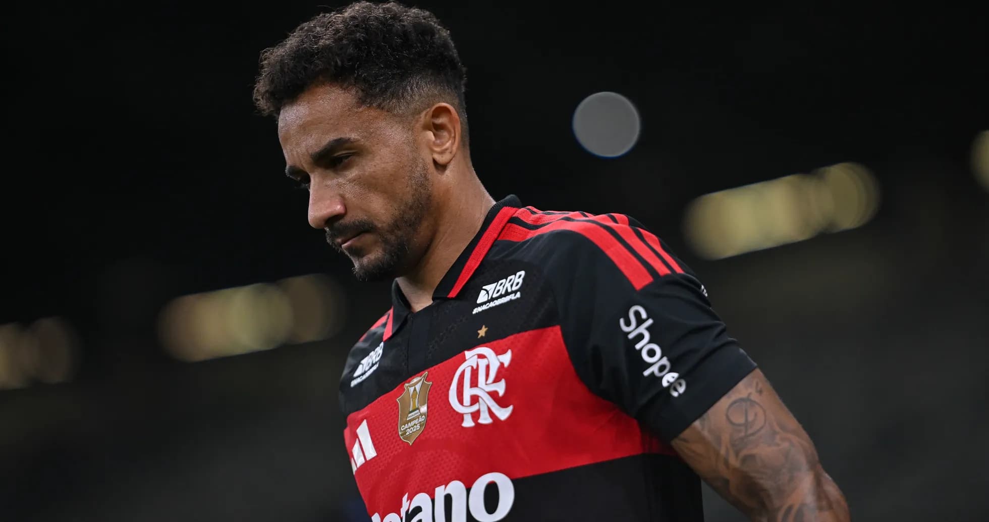 Futbolchi Flamengo formasida maydonda yurmoqda