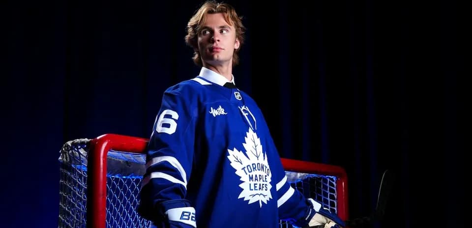 O'yinchi Toronto Maple Leafs formasida to'pni ushlab turibdi