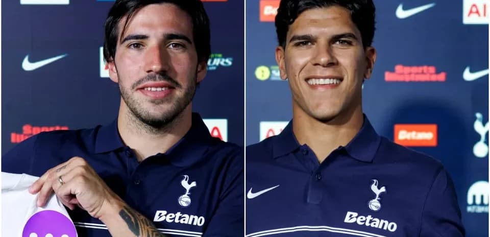 Futbolchilar yangi formalar bilan matbuot anjumanida