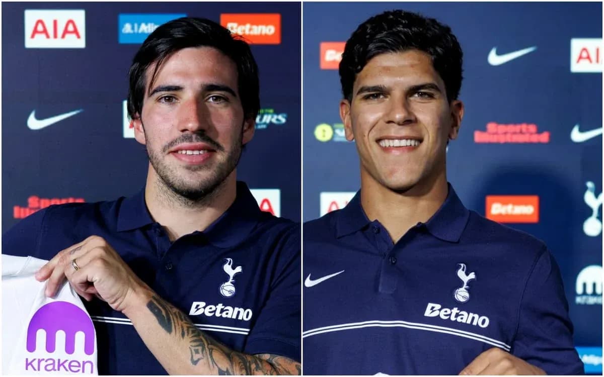 Futbolchilar yangi formalar bilan matbuot anjumanida