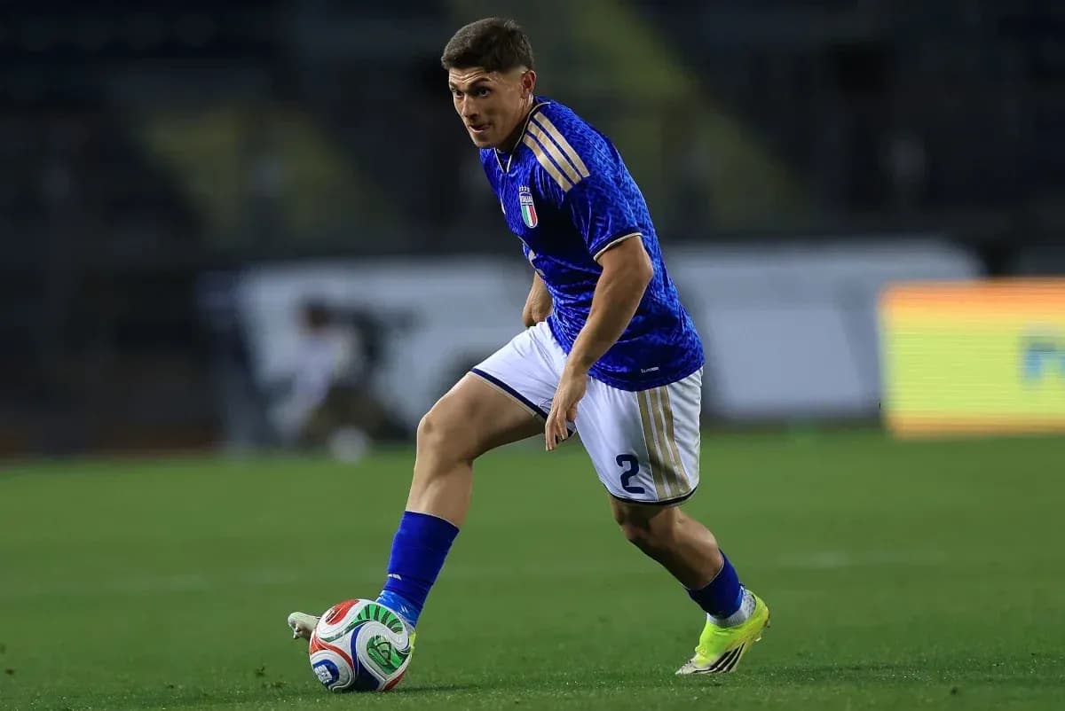 Futbolchi to'pni ushlayotgan holatda