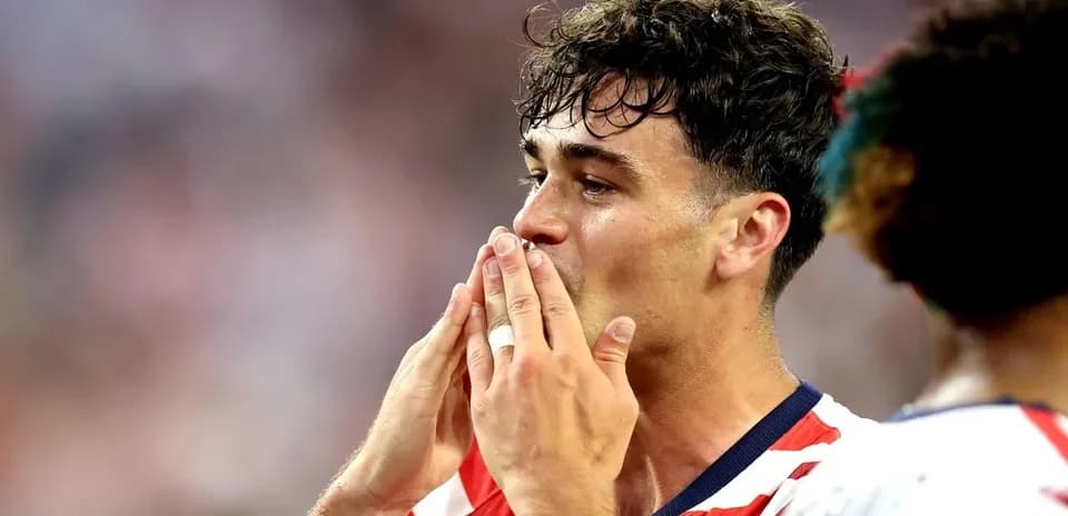 Futbolchi bir-biriga salom berayotgani