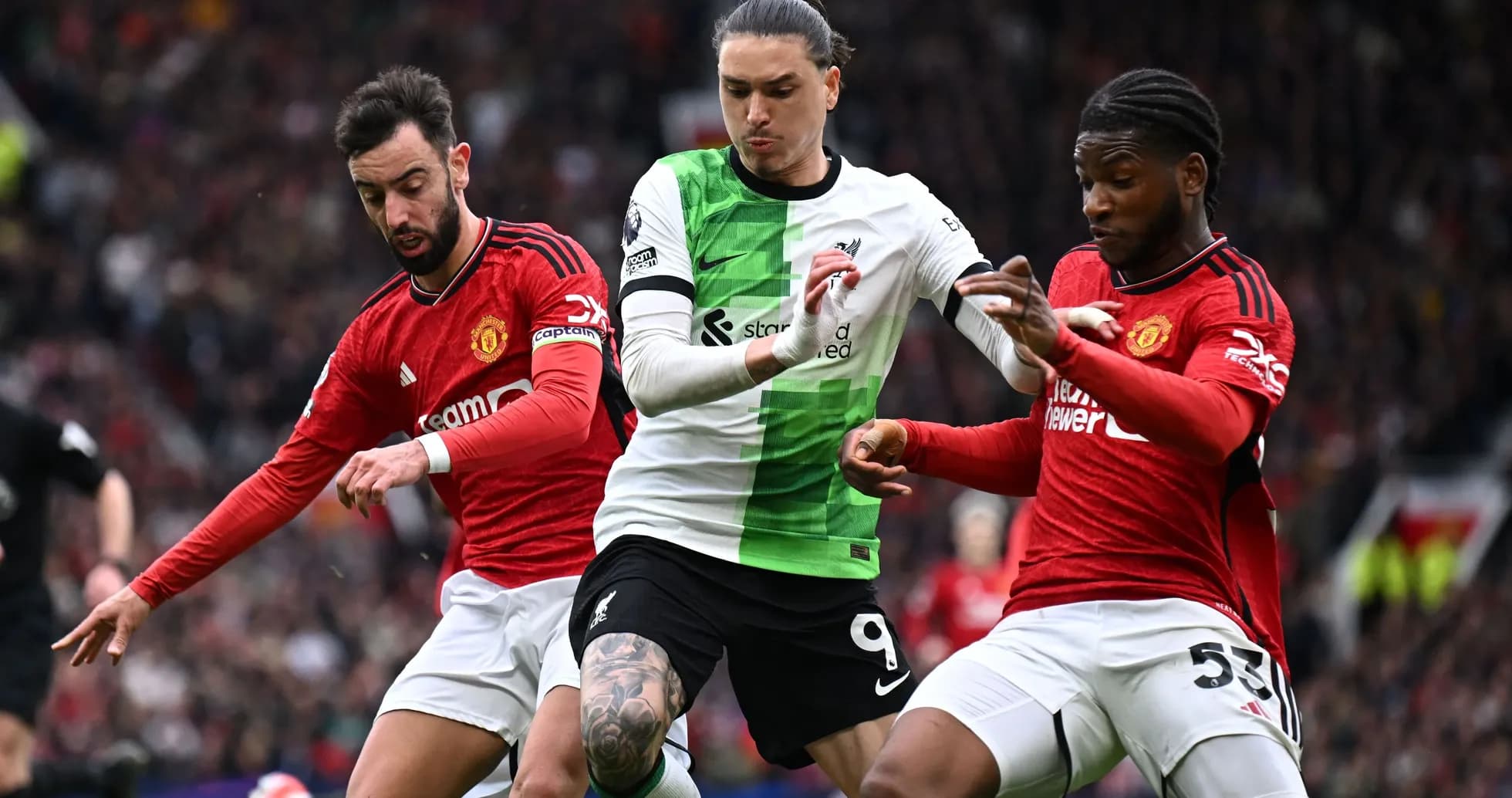 Bruno Fernandes and players challenging for the ball