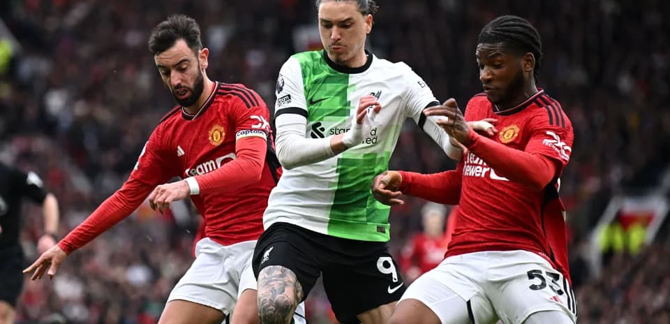 Bruno Fernandes and players challenging for the ball