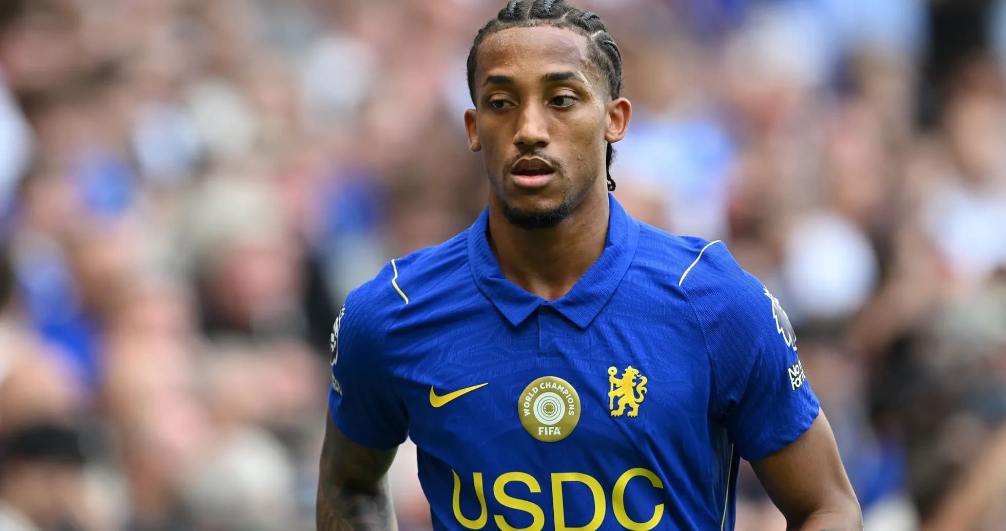 Futbolchi Chelsea formasida maydonga chiqmoqda