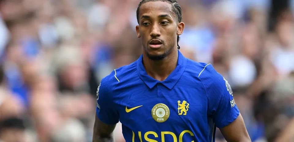 Futbolchi Chelsea formasida maydonga chiqmoqda