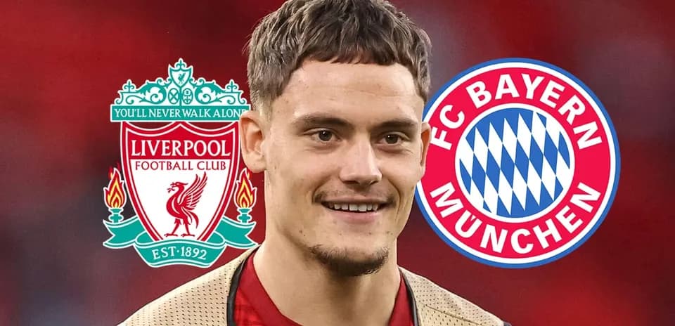 Futbolchi Liverpool va Bayern Münhen logotiplari bilan