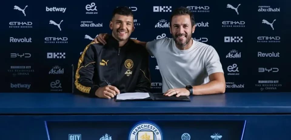 Futbolchi shartnoma imzolash marosimida o‘tirgan
