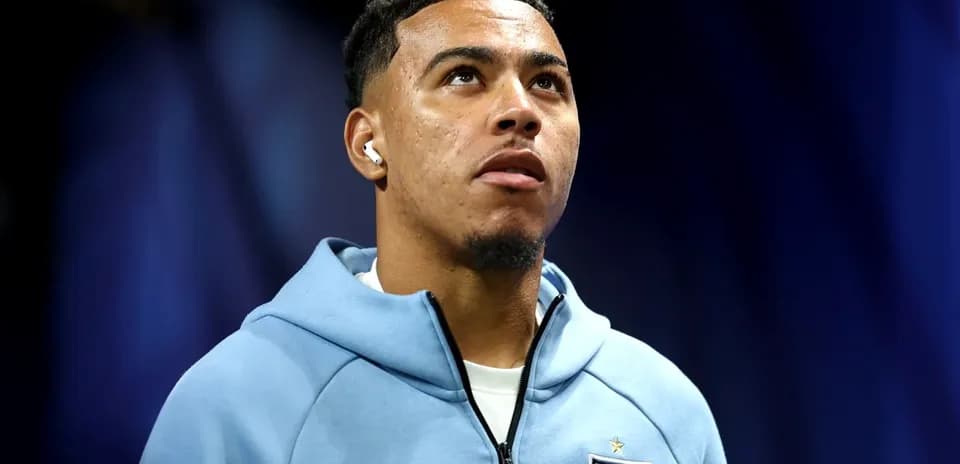 Futbolchi o'yin oldidan tayyorgarlik ko'rmoqda