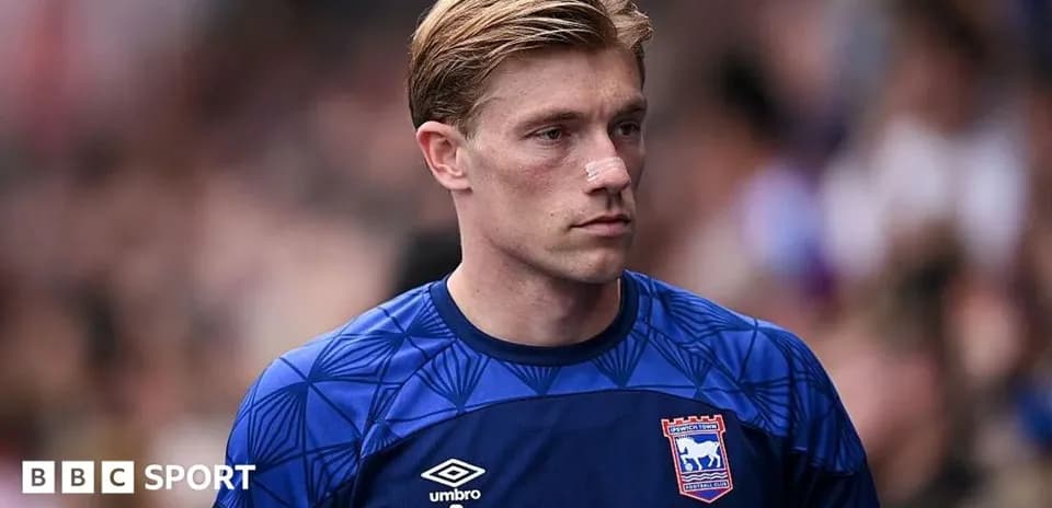 Futbolchi, Ipswich Town formasida, jamoaga tayyorlanmoqda