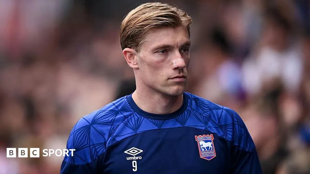 Futbolchi, Ipswich Town formasida, jamoaga tayyorlanmoqda