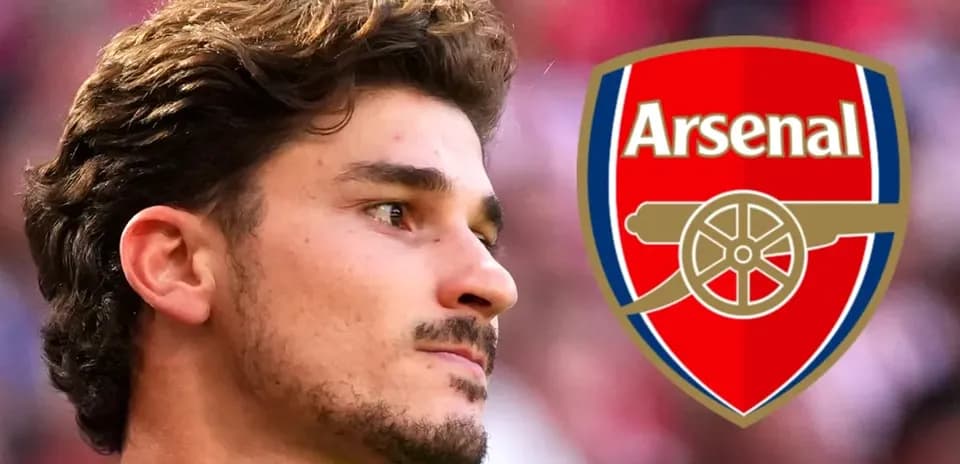 Futbolchi Arsenal logosi bilan yuzini ko'rsatmoqda