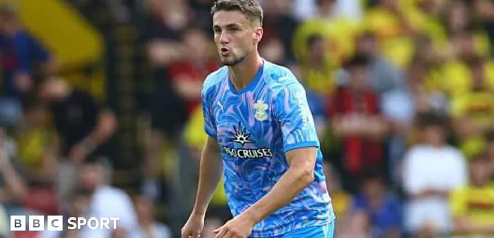 Futbolchi maydonida harakatda