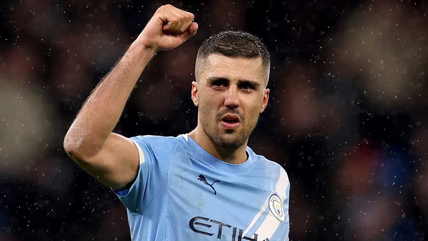 Futbolchi g'alabadan keyin qo'lini ko'tarib turibdi