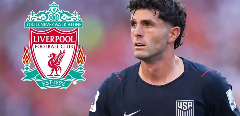 Futbolchi maydonda, Liverpool logotipi ko'rsatilgan