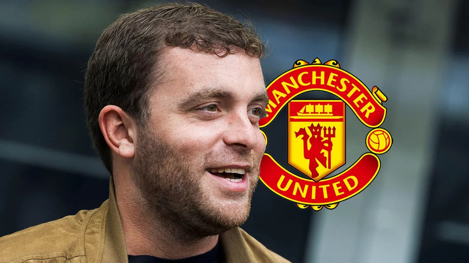 Shaxsiy suhbatda kulayotgan erkak va Manchester United logotipi