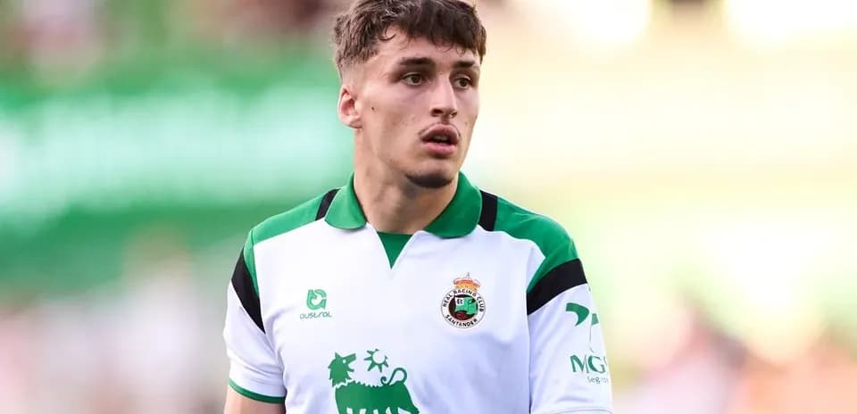 Futbolchi maydonda raqobatlashayotgan ko'rinishi